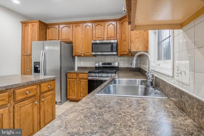 Building Photo - 14741 Potomac Branch Dr