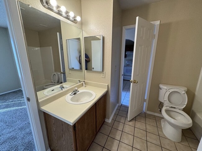 Building Photo - Olive Square 2 Bedroom Townhouse