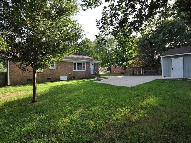 Building Photo - 7323 Idlewild Rd, Charlotte, NC 28212