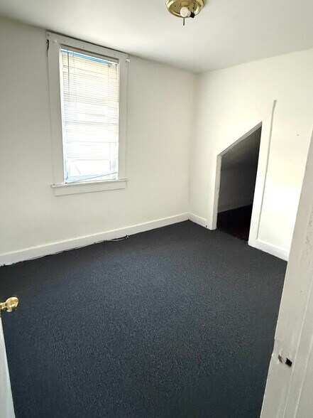 Building Photo - 9727 Dequindre St