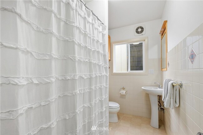 Building Photo - Spacious Montlake Rental with Stunning Vie...
