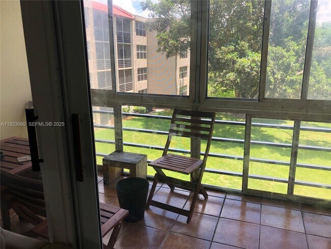 Building Photo - 9441 Evergreen Pl