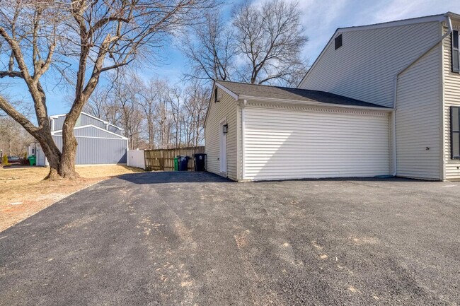 Building Photo - 500 Shelfar Pl