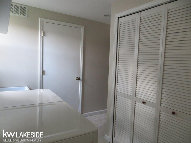 Building Photo - 18270 Sycamore St