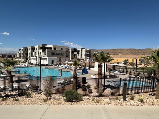Building Photo - Beautiful Desert Color Condo!!