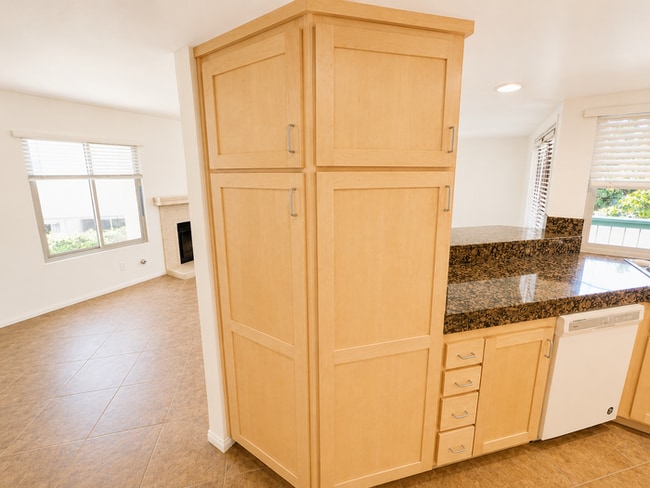 Building Photo - Coastal Townhome Near Beach, Bay & Kate Sessions Park – 2 Bed / 2.5 Bath