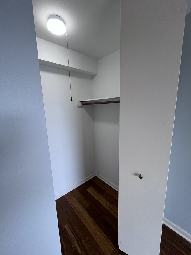 Building Photo - 4343 N Clarendon Ave