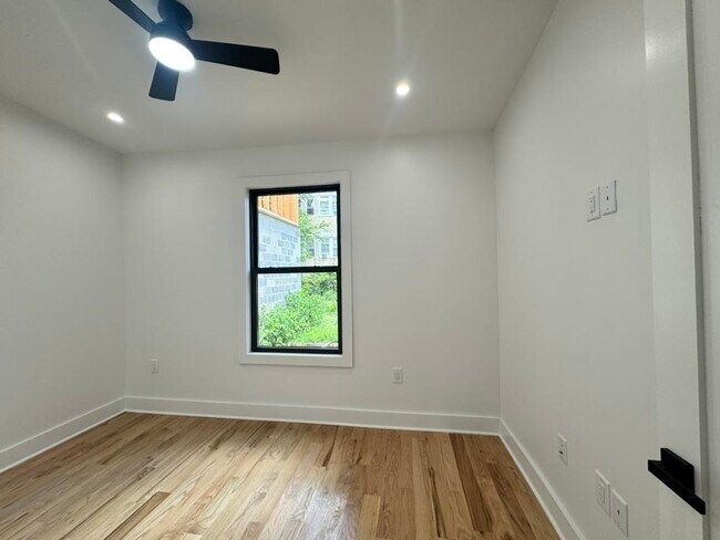 Building Photo - 170 Griffith St