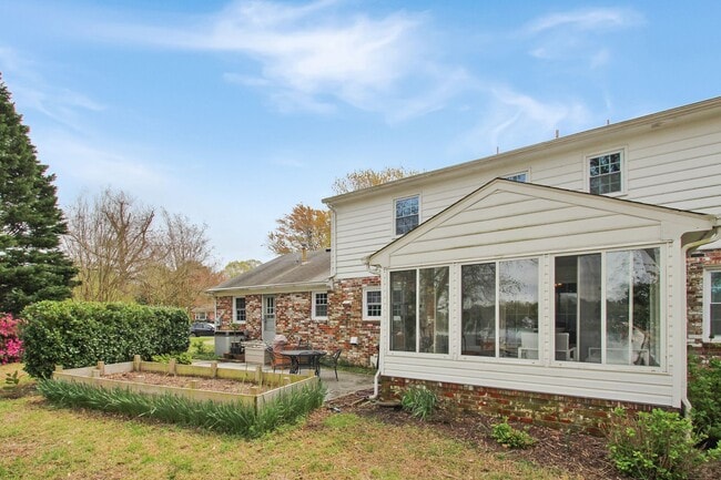 Building Photo - 427 Elizabeth Lake Dr