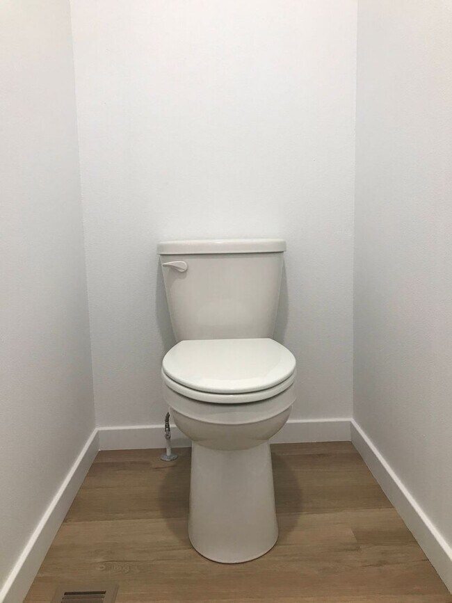 Building Photo - Executive Rental - 4 Bedroom 2.5 Baths