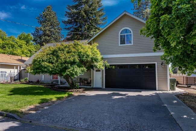 Building Photo - Wonderful home on large corner fenced lot in desired mid-town with views!