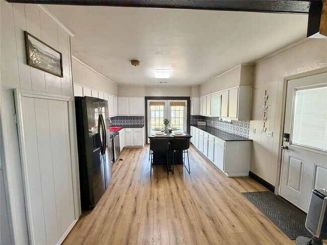 Building Photo - 408 5th St