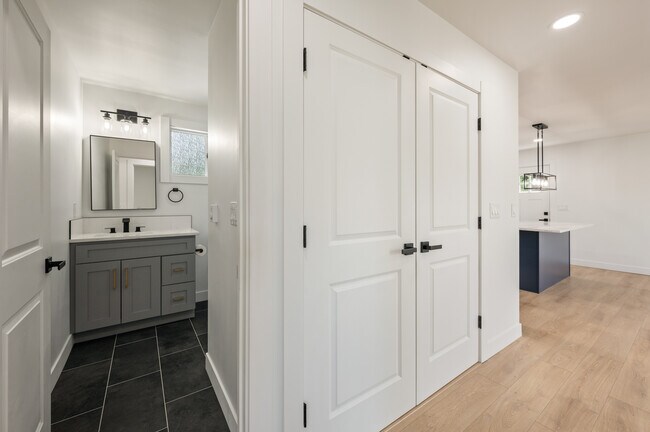 Building Photo - 1301 Clements Cir