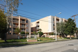 Building Photo - Bakman Towers