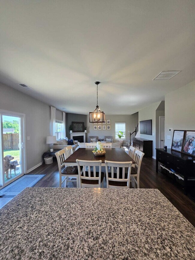 Building Photo - Charming Home in Sweet Briar Community