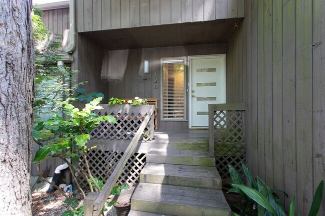 Building Photo - 3 level end unit townhome in AWESOME location!