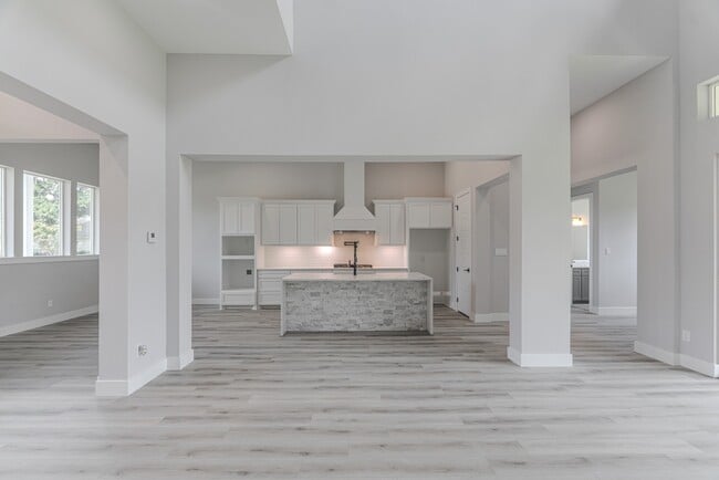 Building Photo - 624 Edgewood Dr
