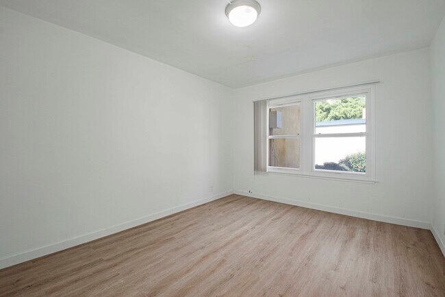 Building Photo - 5847.5 W 88th St