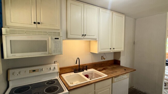 Building Photo - FRENCH VILLAGE RENTAL HOUSE - Private Home...