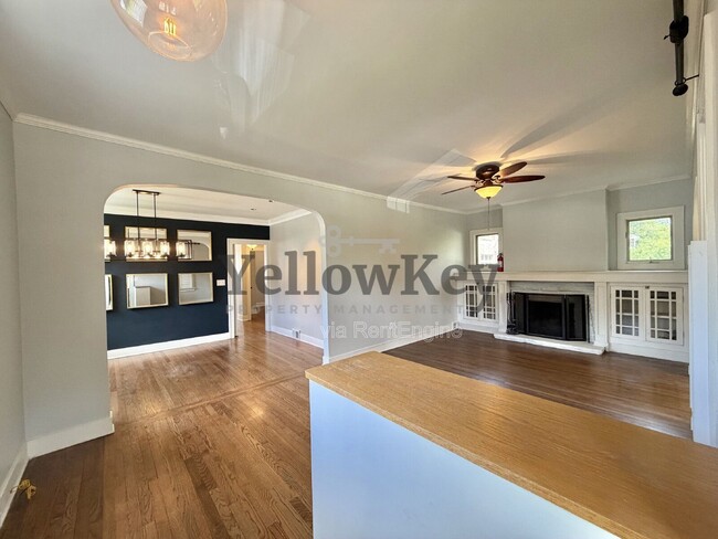 Building Photo - 376 Hill Ave