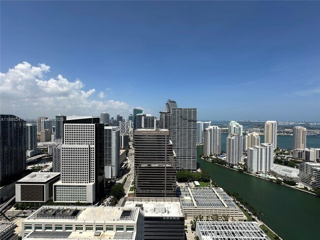 Building Photo - 950 Brickell Bay Dr