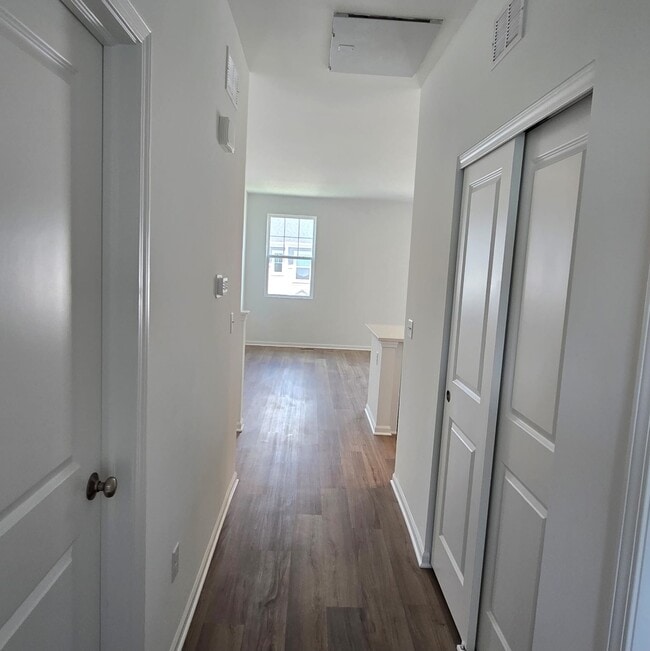 Building Photo - 249 Kingsport Dr