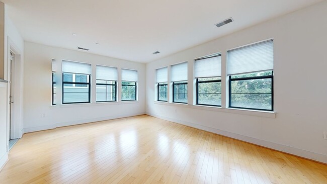 Building Photo - Friendship Heights Modern One Bedroom Off ...