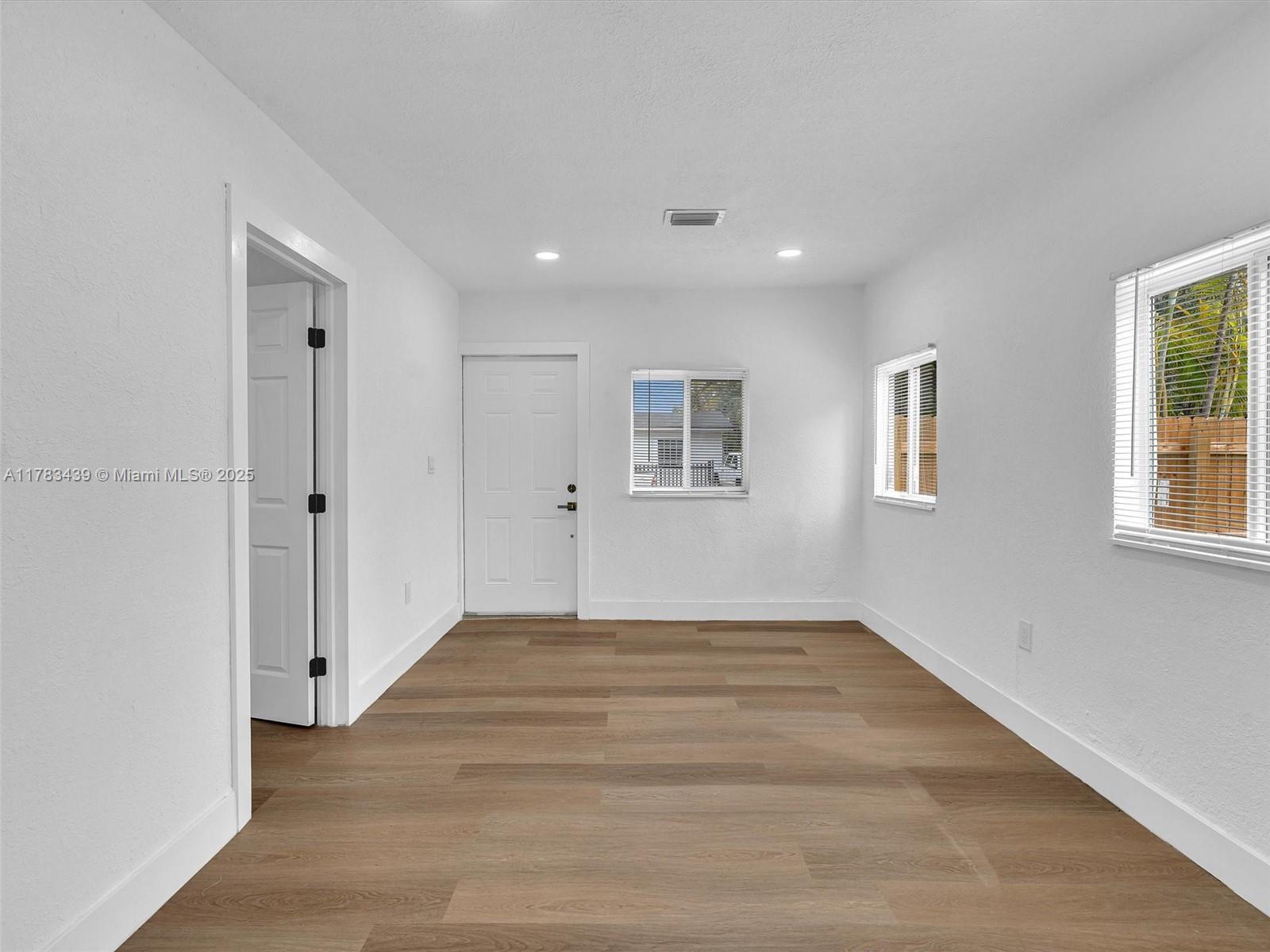 Building Photo - 430 NE 165th St