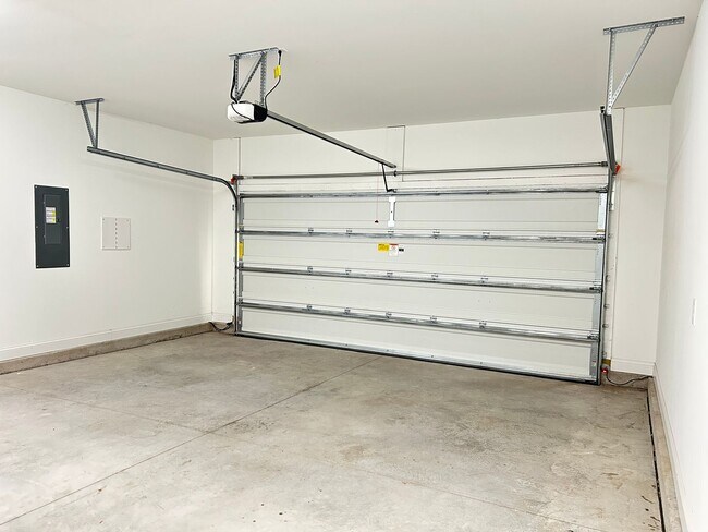 Building Photo - The Landing at Lewis Creek |