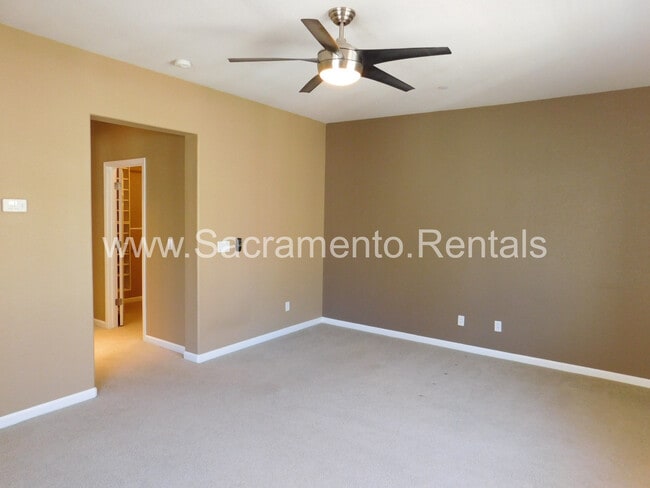 Building Photo - Wonderful 3 bd/2.5 ba Elk Grove Home with 2 Car Garage