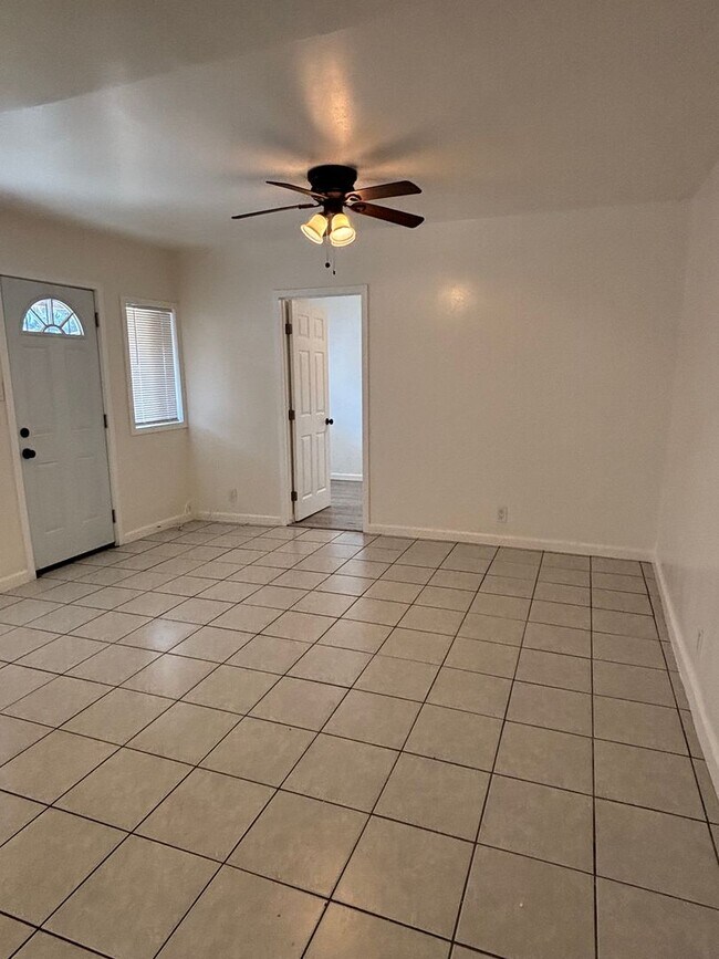 Building Photo - Beautiful 1 Bed Backhouse Available Now!