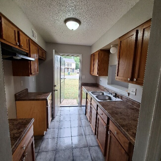 Building Photo - Great Duplex Unit In The Heart of Memphis