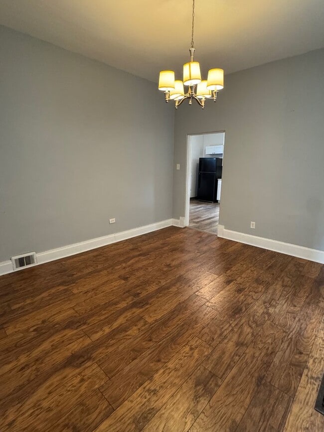Building Photo - 3 Bedroom 1 Bath Minutes Away from the City!