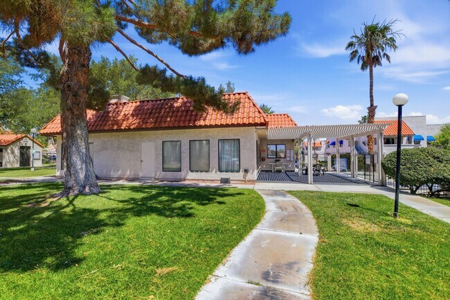 Building Photo - Upgraded 2 bedroom 2 bath upstairs condo