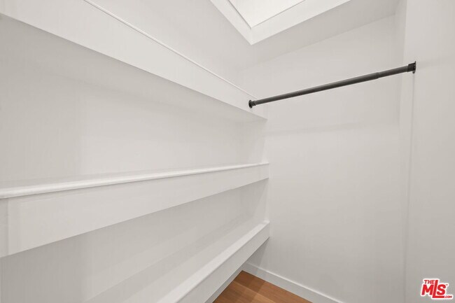 Building Photo - 257 S Park View St