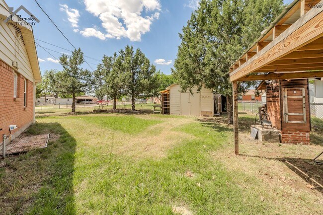 Building Photo - 1400 Phoenix Dr