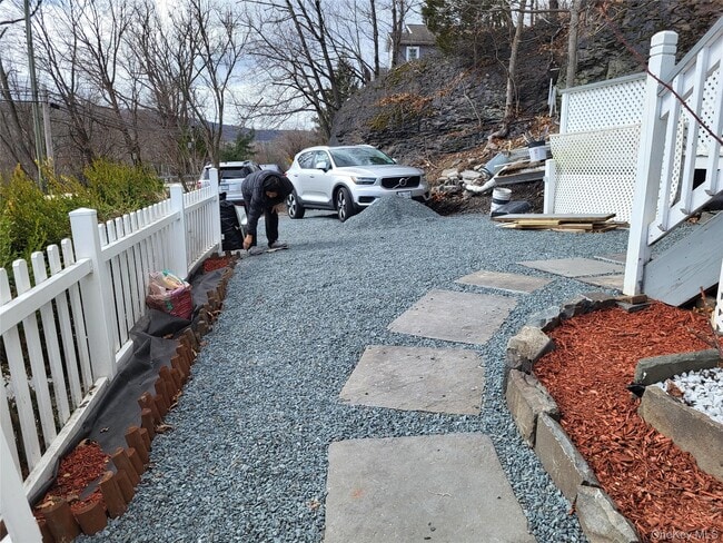 Building Photo - 83 W Main St