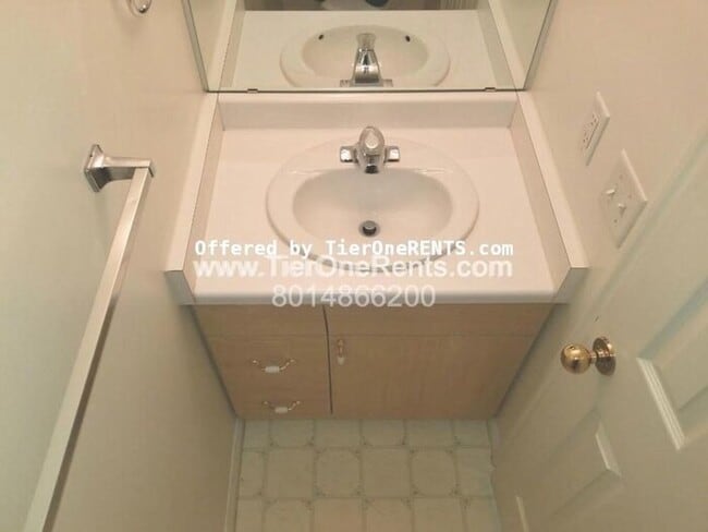 Building Photo - ** Limited Time Offer ** $500 OFF your first month's RENT!