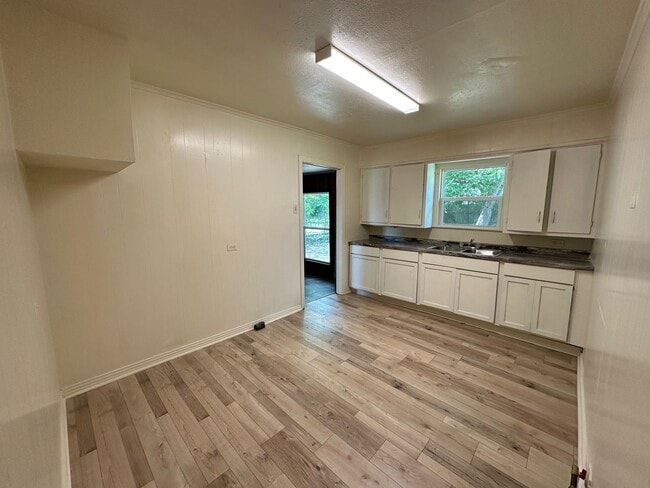 Building Photo - 3909 Roselawn Dr