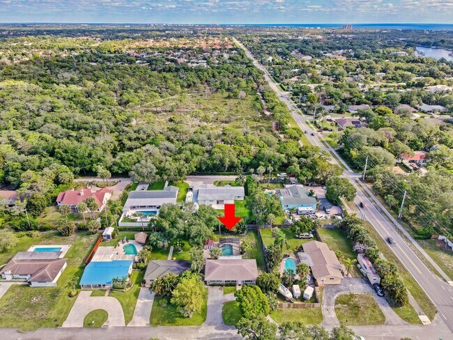 Building Photo - 2545 Venice Dr