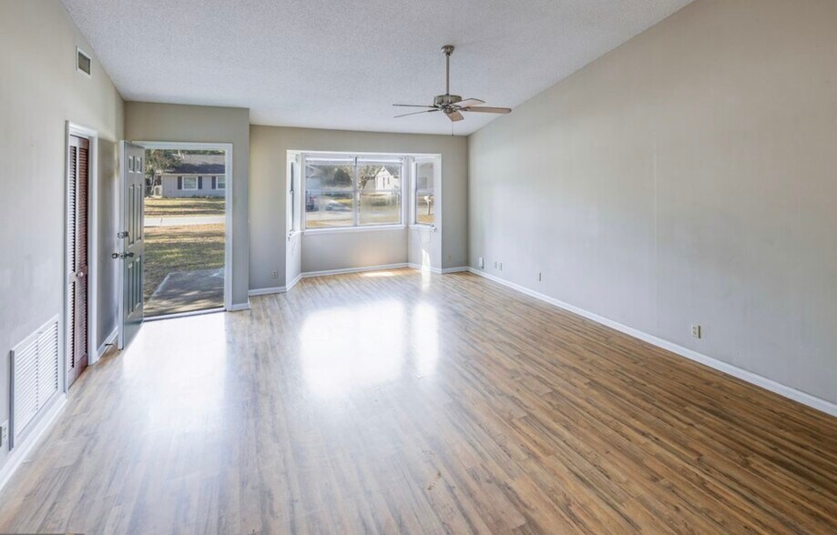 Building Photo - 105 Pinedale Dr