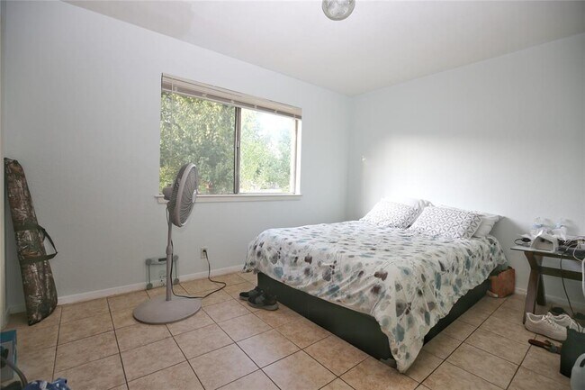 Building Photo - 204 Deerfield Park Dr