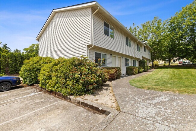 Building Photo - 2 Bedroom Townhouse