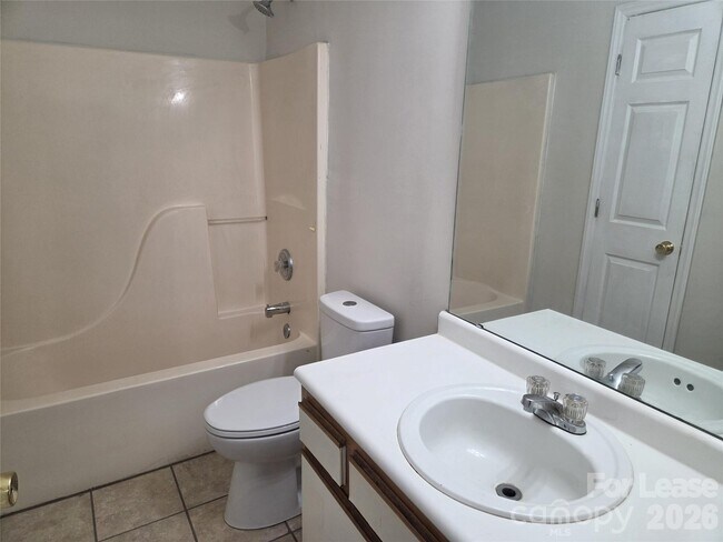 Building Photo - 121 Foxglove Dr