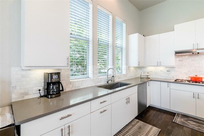 Building Photo - 6025 Seville Dr