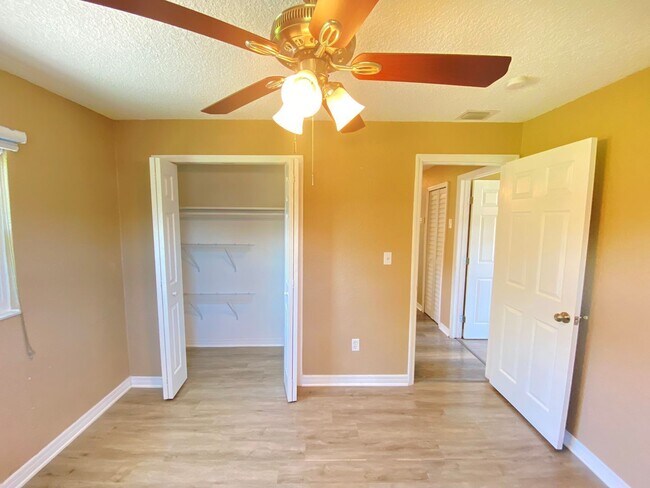 Building Photo - 908 Teatro Ct