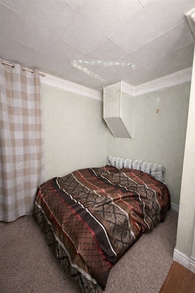 Building Photo - W 4th st