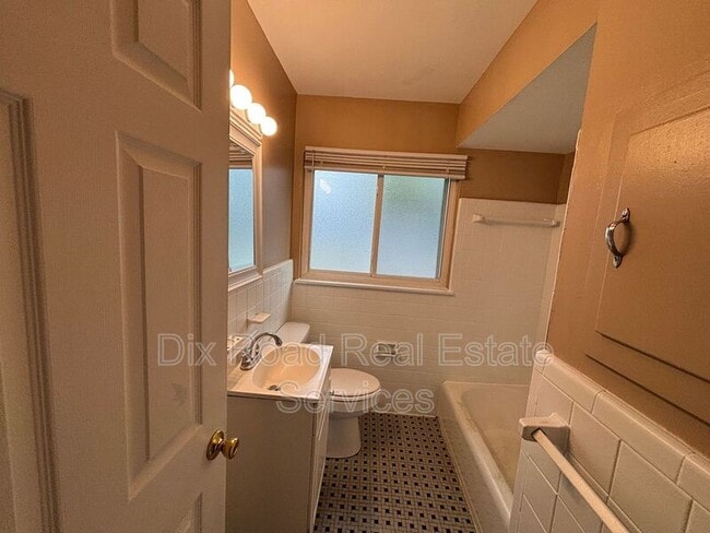 Building Photo - 5441 Bayside Dr
