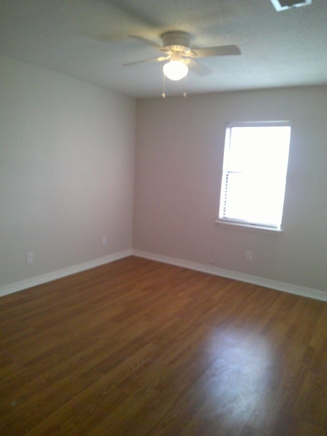 Building Photo - *****MOVE IN SPECIAL! 1/2 OFF 1ST MONTHS R...