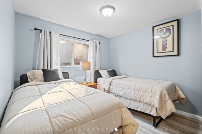 Building Photo - 325 Falcon Dr